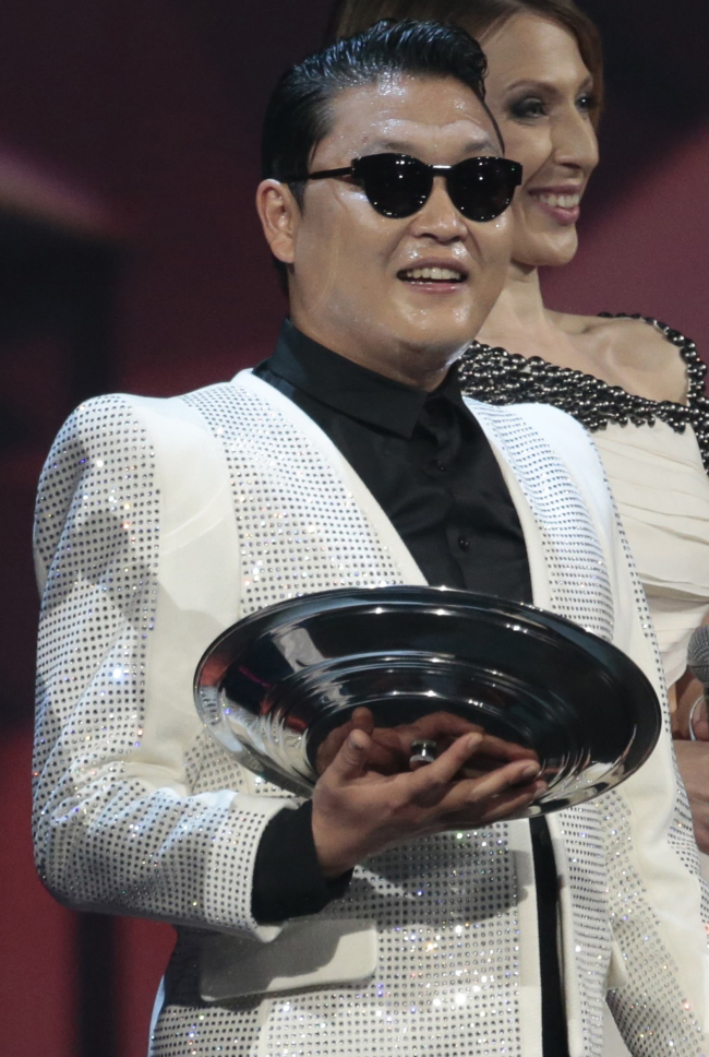 Pop star Psy is presented with a Muz-TV award at the presentation ceremony at Olympiisky Sport Complex in Moscow on Friday.   AP-Yonhap News