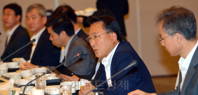 고용노동정책 평가위원회가 10일 오전 서울 강남구 반포동 JW메리어트호텔에서 열려 방하남 고용노동부 장관이 모두발언을 하고 있다.<br />김명섭 기자 msiron@heraldcorp.com
고용노동정책 평가위원회가 10일 오전 서울 강남구 반포동 JW메리어트호텔에서 열려 방하남 고용노동부 장관이 모두발언을 하고 있다.
김명섭 기자 msiron@heraldcorp.com