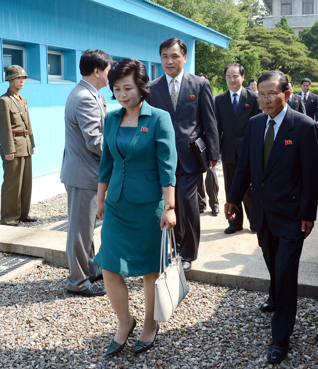 김성혜(당외곽/사회단체/조국평화통일위원회/조평통부장)
<YONHAP PHOTO-0673> 평화의 집 향하는 김성혜 北 조평통 부장 (서울=연합뉴스) 남북 장관급 회담을 위한 실무접촉이 이뤄진 9일 오전 판문점에서 북측 수석대표를 맡은 김성혜 조국평화통일위원회(조평통) 서기국 부장(가운데) 등 대표단이 군사분계선을 넘어 우리측 평화의 집으로 향하고 있다. 남북은 이날 실무접촉에서 '오는 12일 장관급 회담을 개최한다'는데 인식을 함께하면서 장관급 회담의 의제와 대표단 규모, 일정 등에 대한 실무 논의를 진행한 것으로 전해졌다. 2013.6.9 << 통일부 제공 >> photo@yna.co.kr/2013-06-09 12:53:34/ <저작권자 ⓒ 1980-2013 ㈜연합뉴스. 무단 전재 재배포 금지.>