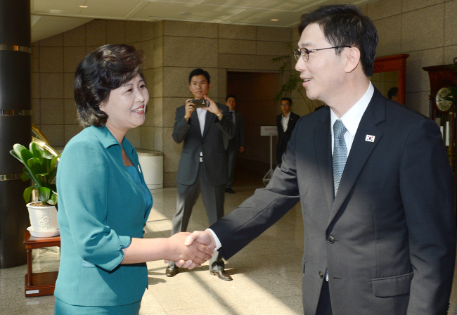 김성혜(좌부터/당외곽/사회단체/조국평화통일위원회/조평통부장),천해성(행정공무원/통일부대변인)
장관급 회담을 위해 9일 오전 판문점에서 열린 남북 당국간 실무접촉은 협조적인 분위기 속에 출발했지만, 일부 쟁점에서의 이견이 걸림돌이 돼 막판 밤샘 진통을 거듭했다.
