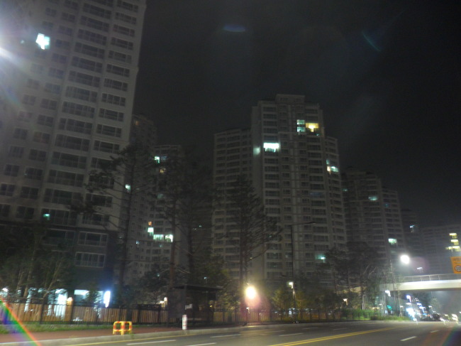 미분양이 많은 고양, 김포, 용인 등 수도권 지역에서 대규모 아파트가 동시에 분양되면서 이들의 성공 여부에 관심이 쏠리고 있다. 일산 덕이지구 한 아파트 단지가 분양이 잘 되지 않아 불이 켜진 주택이 손으로 꼽을 정도다.