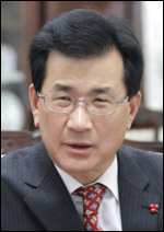 이시종(광역단체장/전국회의원/충청북도도지사)
미국에서 투자유치활동 중인 이시종<사진> 충북지사는 현지시각 10일 오전 11시 코넷티컷주를 방문해 주교육위원회(CREC)와 충북경제자유구역 내 외국교육기관 설립을 위한 MOU를 체결했다고 충북도는 밝혔다.