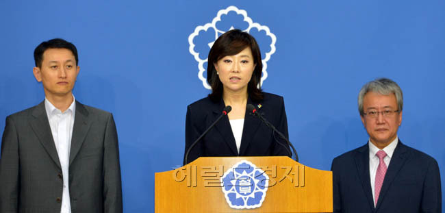 조윤선(정무직공무원/전국회의원/여성가족부장관)
조윤선 여성가족부 장관 등 정부 관계부처는 10일 오전 서울 세종로 정부 서울청사 별관 제1브리핑실에서 일과 가정 양립을 위한 직장어린이집 활성화 방안을 발표하고 있다.