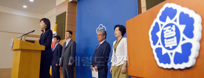 조윤선(정무직공무원/전국회의원/여성가족부장관)
조윤선 여성가족부 장관 등 정부 관계부처는 10일 오전 서울 세종로 정부 서울청사 별관 제1브리핑실에서 일과 가정 양립을 위한 직장어린이집 활성화 방안을 발표하고 있다.