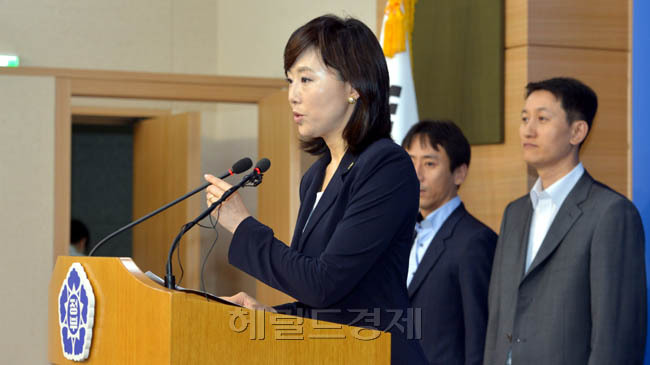 조윤선(정무직공무원/전국회의원/여성가족부장관)
조윤선 여성가족부 장관 등 정부 관계부처는 10일 오전 서울 세종로 정부 서울청사 별관 제1브리핑실에서 일과 가정 양립을 위한 직장어린이집 활성화 방안을 발표하고 있다.