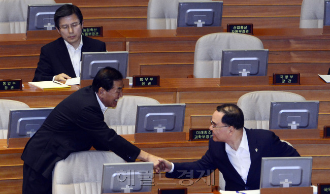 국회 본회의가 나흘간의 일정으로 열린 가운데 10일 오전 이재오 새누리당의원이 정홍원 국무총리와 인사를 나누고 있다. 이번 대정부질문은 여야 원내대표단 및 민주당 지도부가 새로 선출된 이후 처음 열렸다. 박해묵 기자/mook@heraldcorp.com
국회 본회의가 나흘간의 일정으로 열린 가운데 10일 오전 이재오 새누리당의원이 정홍원 국무총리와 인사를 나누고 있다. 이번 대정부질문은 여야 원내대표단 및 민주당 지도부가 새로 선출된 이후 처음 열렸다. 박해묵 기자/mook@heraldcorp.com