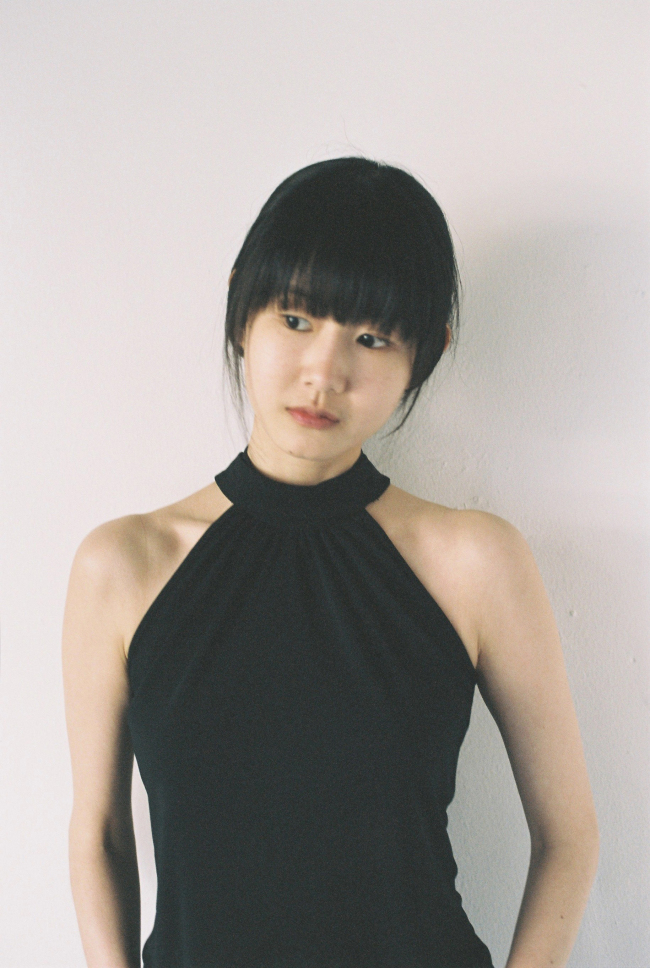 한희정(가수)
싱어송라이터 한희정은 홍대 인디씬의 아이콘이자 음악적 이정표다. 한희정은 많은 사람이 인디 음악에서 떠올리는 이미지인 통기타를 들고 감미로운 목소리로 부르는 감성적인 멜로디를 구체화시킨 주인공이다.