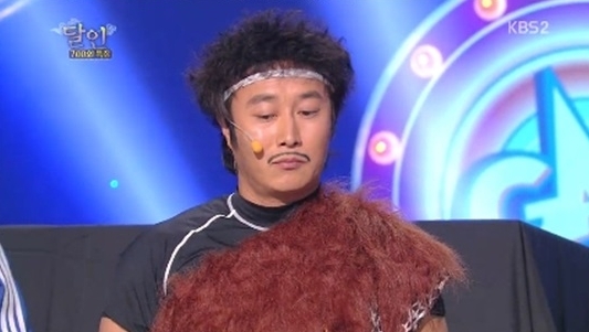김병만(개그맨)
김병만은 9일 방송된 KBS2 ‘개그콘서트-700회 특집’에 출연해 장수 코너로 사랑을 받았던 ‘달인’ 코너를 선보였다.