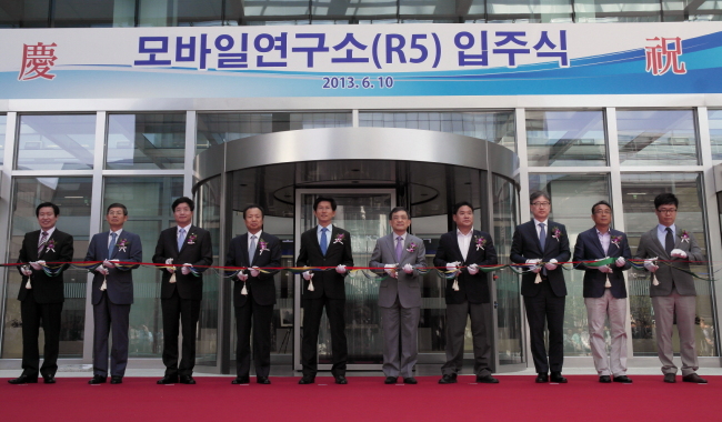 Samsung Electronics executives including Samsung Electronics mobile chief Shin Jong-kyun (fourth from left) and vice chairman Kwon Oh-hyun (sixth from left) attend an event marking the move into Samsung’s latest research lab, the R5, in Suwon, Gyeonggi Province.   Samsung Electronics