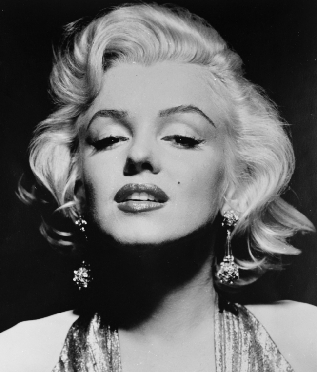 마릴린먼로(MarilynMonroe/영화배우/가수)
20세기 대표적인 ‘섹스 심벌’인 마릴린 먼로가 의문의 죽음을 맞이한 당일까지 도청을 당했으며 사망 전에 로버트 케네디 상원의원과 심하게 다퉜다는 주장이 제기됐다고 영국 일간지 데일리메일이 9일(현지시간) 보도했다.