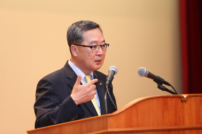 이재영(공기업인/연구인/경기도시공사사장)
이재영 신임 한국토지주택공사(LH) 사장이 행복주택 등 정부 국책사업을 주도적으로 추진하겠다는 의지를 밝혔다. 이 사장은 10일 분당 LH 사옥에서 취임식을 한 뒤 “행복주택은 LH가 주도할 수밖에 없고 이런 일을 하라고 만들어진 게 LH다”라며 “관계부처 협의를통해 (행복주택의)재원조달 대책을 마련하고 지역주민 반대 등은 대화와 설득을 통해 해결하겠다”고 말했다.