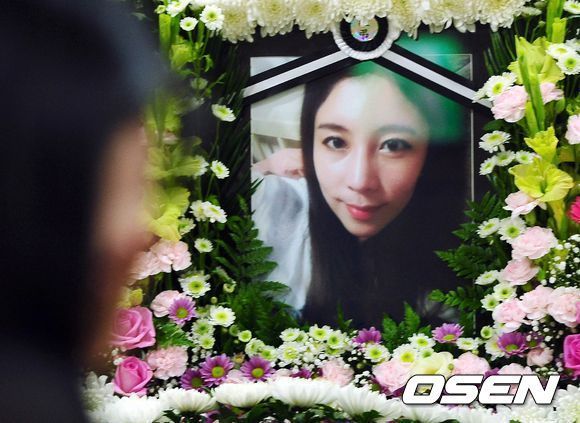 함효주(개그우먼)
불의의 교통사고로 사망한 개그우먼 故 함효주(29)의 발인식이 진행됐다.