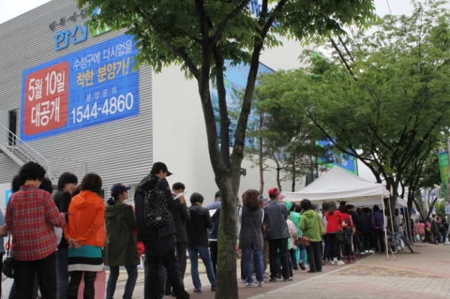 지난 2008년 건설사 부도로 사업이 중단됐다가 최근 대한주택보증이 분양을 재추진한 대구 사월동의 ‘시지 한신휴플러스’ 아파트 견본주택을 보기 위해 방문객들이 길게 줄지어 서 있다. 이 아파트는 4.1대책 효과와 저렴한 분양가 책정 등으로 실수요자가 몰리면서 순위내 청약을 마감했다.