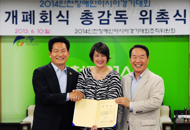 박칼린(KolleenPark/음악감독/교수/케이노트뮤직아카데미원장/KAC한국예술원 학부장)
2014 인천장애인아시아경기대회 개ㆍ폐회식을 지휘할 총감독으로 박칼린(47ㆍ사진 중앙)뮤지컬 음악감독이 선임됐다.