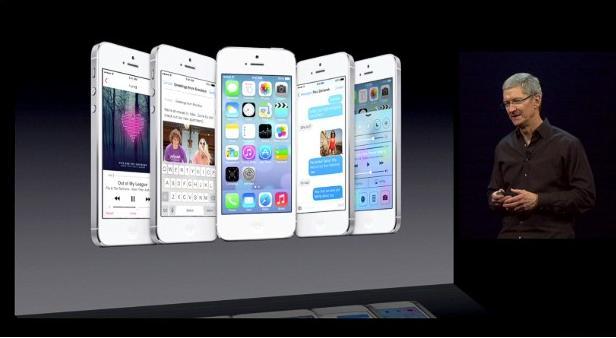 팀 쿡 애플 CEO가 확 달라진 운영체제 ‘iOS7’에 대해 설명하고 있다. 새로 바뀐 iOS7 디자인.