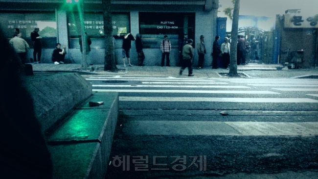 새벽밥에는 우리가 놓을 수 없는 삶에 대한 희망이 담겨 있다. 서울 서대문구 합동에 위치한 ‘구세군 브릿지센터’의 새벽 풍경도 배고픈 노숙인의 애환과 희망이 뒤섞이며 묘한 분위기를 자아내고 있다. 김기훈 기자/kihun@heraldcorp.com