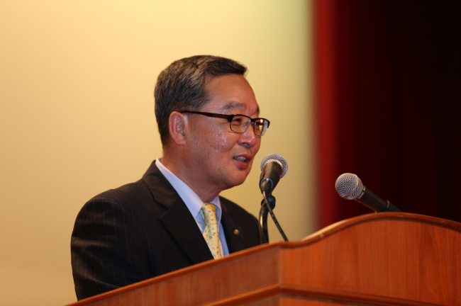 이재영(공기업인/연구인/경기도시공사사장)
10일 취임한 이재영 한국토지주택공사(LH) 사장이 제일 먼저 지시한 업무 내용이다. 국민에 서비스하는 공기업의 CEO로 맡은바 일만 잘 수행하면 되지, 개인이 도드라질 필요는 없다는 생각에서다.