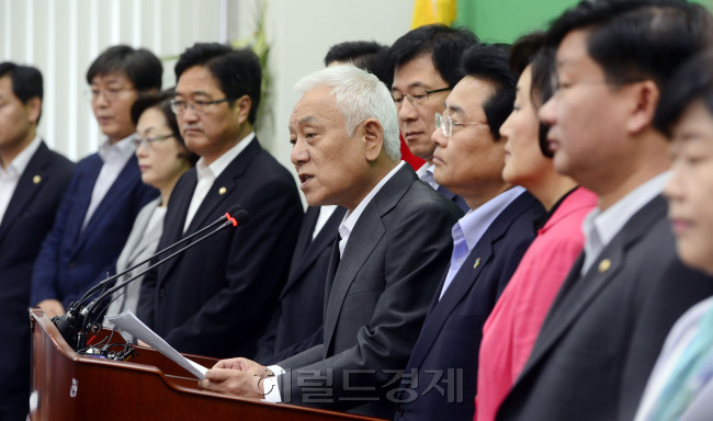 민주당 김한길 대표가 11일 오전 서울 여의도 국회 당 대표실에서 국정원 불법대선개입사건 관련 긴급기자회견을 갖고 '황교안 법무장관 해임 검토하겠다'고 밝히고 있다. 박해묵 기자/mook@heraldcorp.com
민주당 김한길 대표가 11일 오전 서울 여의도 국회 당 대표실에서 국정원 불법대선개입사건 관련 긴급기자회견을 갖고 '황교안 법무장관 해임 검토하겠다'고 밝히고 있다. 박해묵 기자/mook@heraldcorp.com
민주당 김한길 대표가 11일 오전 서울 여의도 국회 당대표실에서 국정원 불법 대선개입 사건 관련 긴급기자회견을 갖고 “황교안 법무장관의 해임을 검토하겠다”고 밝히고 있다.
박해묵 기자/mook@heraldcorp.com