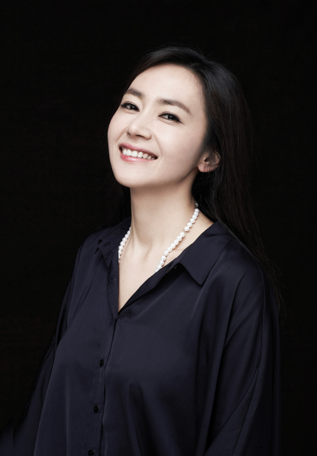 김선경(뮤지컬배우/영화배우)
SBS 월화극 ‘장옥정, 사랑에 살다’에서 김 대비를 맡은 김선경(44·사진)의 활약은 컸다. 장옥정(김태희)을 늘 궁지로 몰아넣는 지독한 시월드의 중심이었지만 김 대비가 옥정(김태희)을 구박하면 할수록 옥정과 숙종(유아인)의 사랑은 더 단단해졌다.