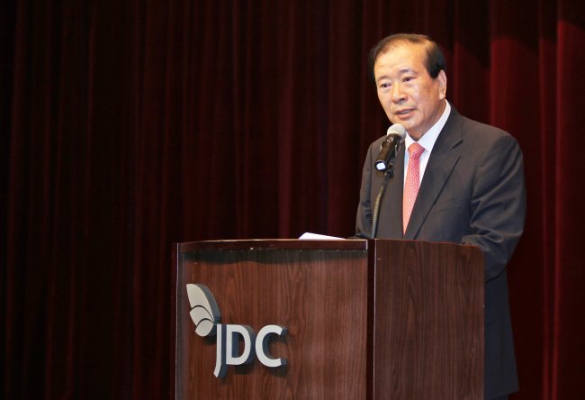 Kim Han-wook, head of the Jeju Free International Development Center, speaks at his inaugural ceremony on Jejudo Island on Monday.   JDC