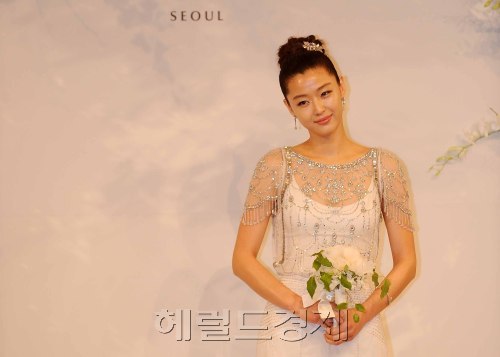 전지현(왕지현/영화배우)
A growing number of South Korean celebrities have been meeting their soul mates within the entertainment industry, heralding a boom of star couples. Against this backdrop, The Korea Herald has summed up the top 10 celebrity couples that draw keen attention from fans in Korea and elsewhere.
