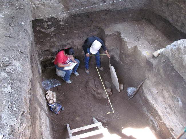 Archaeologists work an ancient tomb found at a construction site in the town of Colon.   AFP-Yonhap News