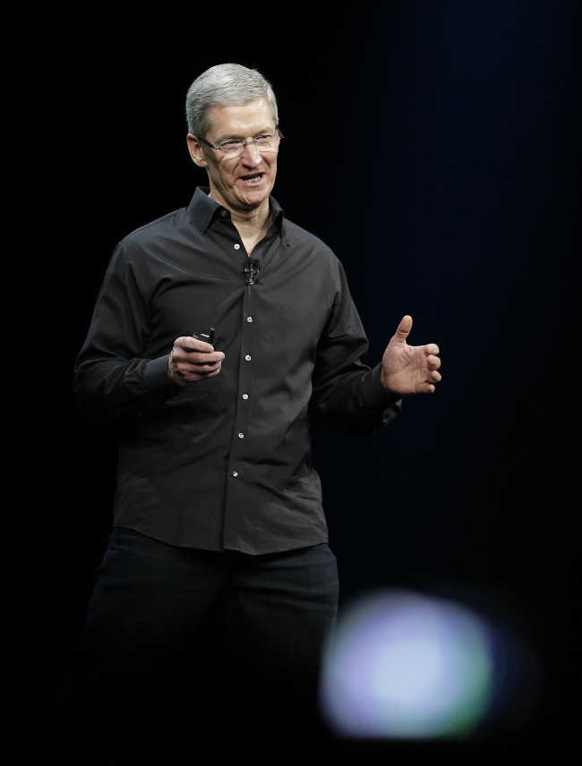 티모시쿡(TimothyCook/기업인/애플최경영자CEO)
U.S.-based tech giant Apple on Monday revealed its much-anticipated new mobile operating system, hinting that its innovative prowess had not died with its cofounder Steve Jobs.