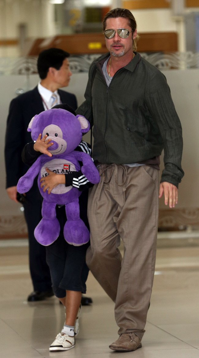 브래드피트(BradPitt/영화배우)
Hollywood movie star Brad Pitt landed i Gimpo Airport in Seoul on Tuesday morning to promote his latest movie “World War Z” together with his son Pax.