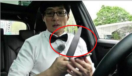 유재석(MC/개그맨)
최근 온라인 커뮤니티 게시판에 ‘유재석 칼 착시’라는 제목으로 방송 캡쳐 사진 한 장이 게재됐다.