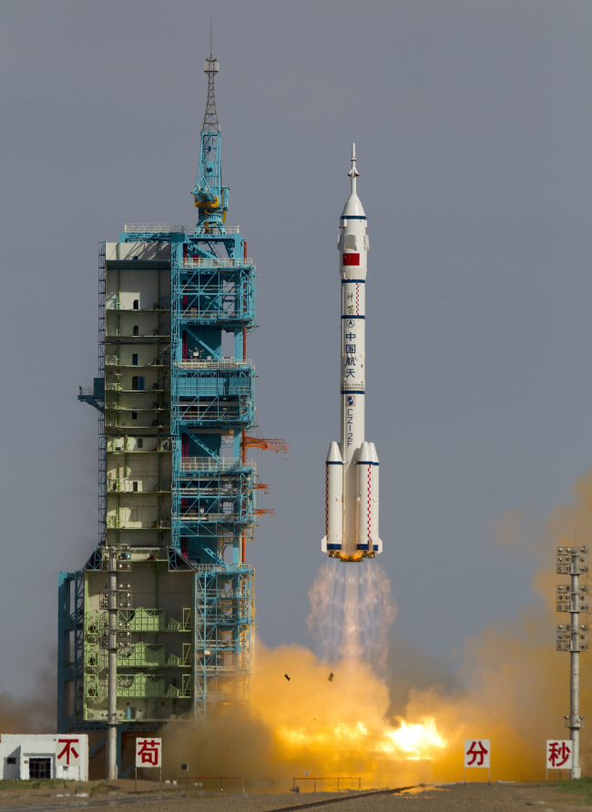 The Long March 2F rocket carrying the Shenzhou 10 capsule blasts off from the Jiuquan Satellite Launch Center in Jiuquan, northwest China's Gansu Province, Tuesday. (AP-Yonhap News)