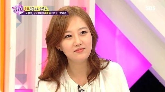 장윤정(가수)
가수 장윤정이 예비신랑 도경완 아나운서와의 생방송 에피소드를 전하며 애정을 과시했다.