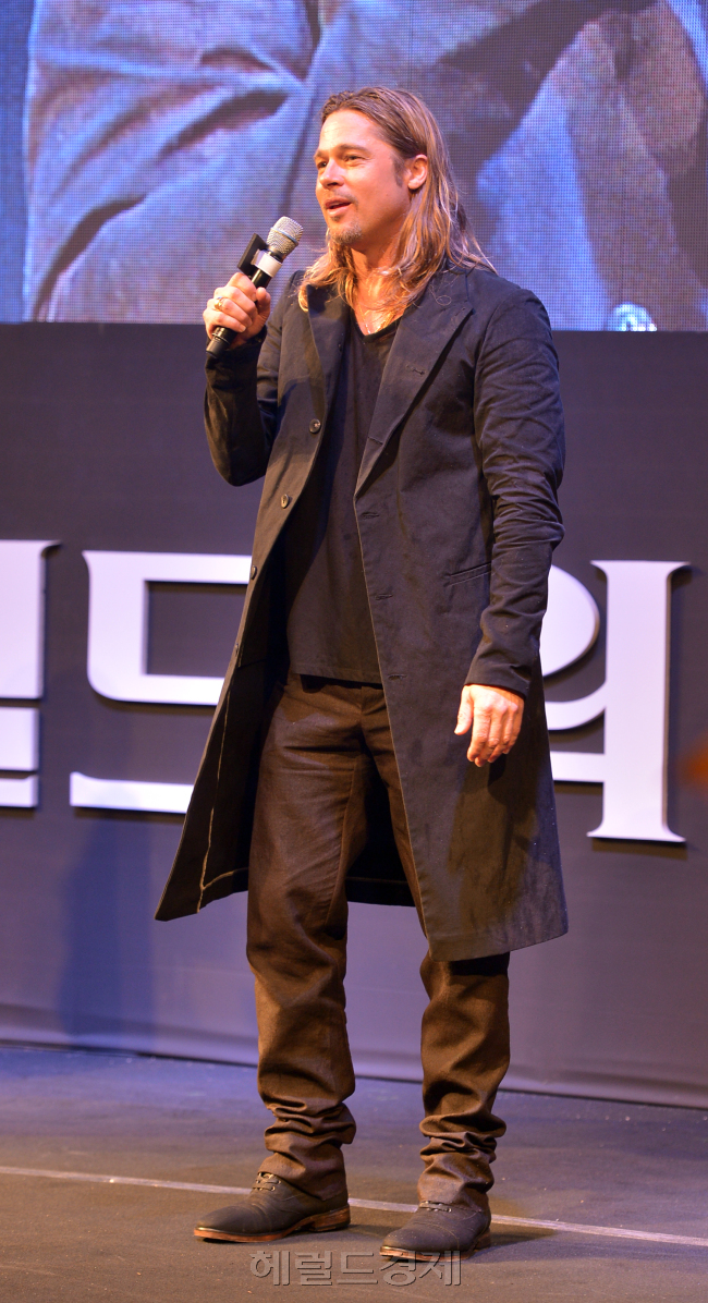 브래드피트(BradPitt/영화배우)
할리우드배우 브래드피트가 11일 오후 서울 청계광장에서열린 영화 ‘월드워Z’ 레드카펫 행사에서 경호원에 둘러쌓인 채 이동을 하고 있다.