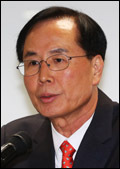 노대래(정무직공무원/공정거래위원회위원장)
노대래 공정거래위원장은 현재 정치권에서 논의중인 ‘남양유업 방지법’에 대해 “대리점주에게 오히려 손해가 되는 결과를 초래할 수 있다”며 부정적인 시각을 피력했다.