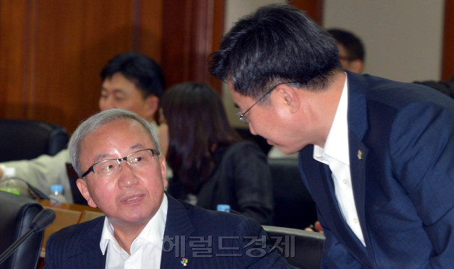 현오석 경제부총리가 12일 오전 서울 영등포구 여의도동 수출입은행에서 열린 경제장관회의에서 김동연 국무조정실장과 대화를 하고 있다.<br />김명섭 기자 msiron@heraldcorp.com
현오석 경제부총리가 12일 오전 서울 영등포구 여의도동 수출입은행에서 열린 경제장관회의에서 김동연 국무조정실장과 대화를 하고 있다.
김명섭 기자 msiron@heraldcorp.com