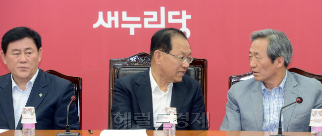 12일 오전 서울 여의도 새누리당 당사에서 황우여 대표 주재로 최고중진연석회의가 열리고 있다. 황우여 대표가 정몽준 의원과 이야기를 나누고 있다/안훈기자 rosedale@ 2013.06.12
12일 오전 서울 여의도 새누리당 당사에서 황우여 대표 주재로 최고중진연석회의가 열리고 있다. 황우여 대표가 정몽준 의원과 이야기를 나누고 있다/안훈기자 rosedale@ 2013.06.12
12일 오전 서울 여의도 새누리당 당사에서 열린 최고중진연석회의에서 황우여 대표가 정몽준 의원과 이야기를 나누고 있다. 황 대표는 이날 남북당국회담 무산과 관련해 “북한이 우리 정부를 동등한 대화 상대로 생각하고 있는지 의문”이라고 밝혔다. 안훈 기자/rosedale@