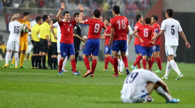 11일 서울 마포구 성산동 월드컵경기장에서 열린 2014브라질월드컵 아시아지역 최종예선 7차전 대한민국 대 우즈베키스탄 경기. 1-0으로 대한민국이 승리하자 선수들이 기쁨을 나누고 있다. (연합뉴스)