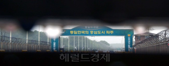 남북 당국회담이 무산된 가운데 12일 경기도 파주시 통일대교에서 적막감이 감돈다.<br />김명섭 기자 msiron@heraldcorp.com
12일로 예정됐던 남북당국회담이 무산되면서 북측 대표단이 경유할 것으로 예상됐던 경기도 파주시 통일대교에는 적막감만 감돌고 있다. 우리 정부는 김남식 통일부 차관을 수석대표로 제시했지만, 북한은 자국 수석대표인 강지영 조평통 사무국장이 장관급이어서 격이 맞지 않다고 주장했고 결국 대표단 파견 보류를 통보해 왔다.   김명섭 기자/msiron@