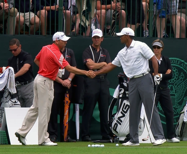 세르히오가르시아(좌부터/SergioGarcia/골퍼),타이거우즈(TigerWoods/골퍼)
<YONHAP PHOTO-2121> In this Monday, June 10, 2013 image taken from video and provided by The Golf Channel, Sergio Garcia, left, and Tiger Woods shake hands on the driving range during practice for the U.S. Open golf tournament at the Merion Golf Club in Ardmore, Pa. (AP Photo/Courtesy of the Golf Channel) /2013-06-11 22:36:47/ <저작권자 ⓒ 1980-2013 ㈜연합뉴스. 무단 전재 재배포 금지.>
Sergio Garcia (left) and Tiger Woods shake hands on the driving range during practice for the U.S. Open golf tournament on Monday.   AP-Yonhap News