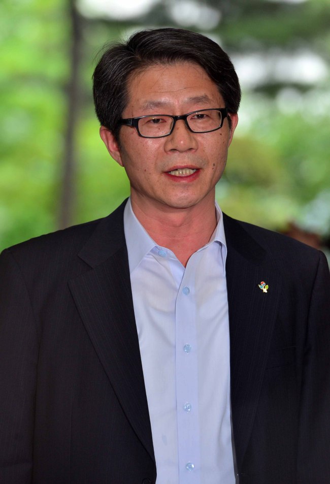 남북회담사무국으로 들어가는 류길재 통일부장관<br />이상섭 기자. babtong@heraldcorp.com 2013.06.12