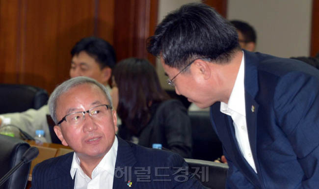 현오석(정무직공무원/기획재정부장관/부총리)
현오석 경제부총리가 12일 오전 서울 영등포구 여의도동 수출입은행에서 열린 경제장관회의에서 김동연 국무조정실장과 대화를 하고 있다.