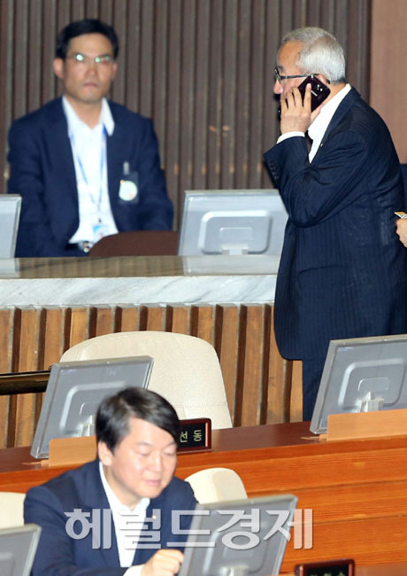 현오석(정무직공무원/기획재정부장관/부총리)
12일 오전 서울 여의도 국회에서 열린 본회의 대정부질문에 참석한 현오석 경제부총리가 어디론가 걸려온 전화를 받으며 국회 본회의장을 나가고 있다.