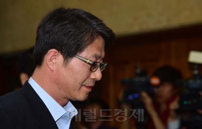 류길재(정무직공무원/전교수/통일부장관)
남북당국회담이 무산된 가운데 12일 오전 류길재 통일부장관이 후속 문제를 논의하기 위해 서울시 삼청동에 소재한 남북회담본부으로 들어가고 있다.