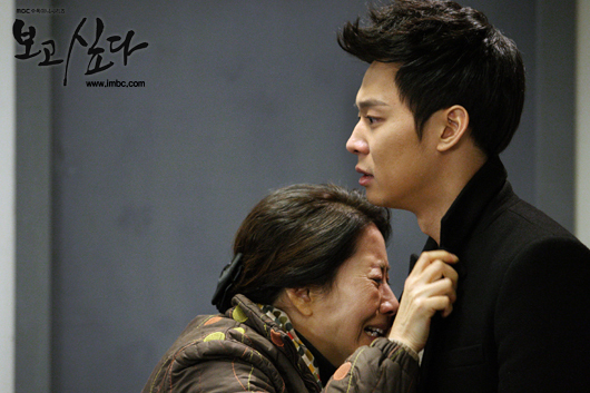 유천(박유천/가수/탤런트/JYJ)
스크린에서 맹활약하는 아이돌들을 보는 것은 이젠 놀랄 일도 아니다. 그들에 대한 대중의 시선은 곱지 않았고, ‘연기자’ 보다는 ‘연기돌’ 이라는 수식어가 줄곧 따라다녔다. 그런 편견과 시선을 극복하고 ‘가수’와 ‘연기자’로써의 입지를 굳히고 있는 아이돌을 만나보자.
