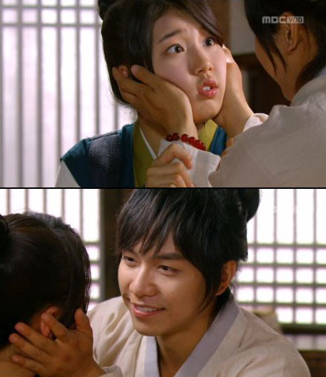 수지(위부터/배수지/가수/미쓰에이),이승기(가수/탤런트)
가수 겸 배우 이승기와 수지가 ‘구가의 서’에서 ‘병아리 뽀뽀’를 선보였다.