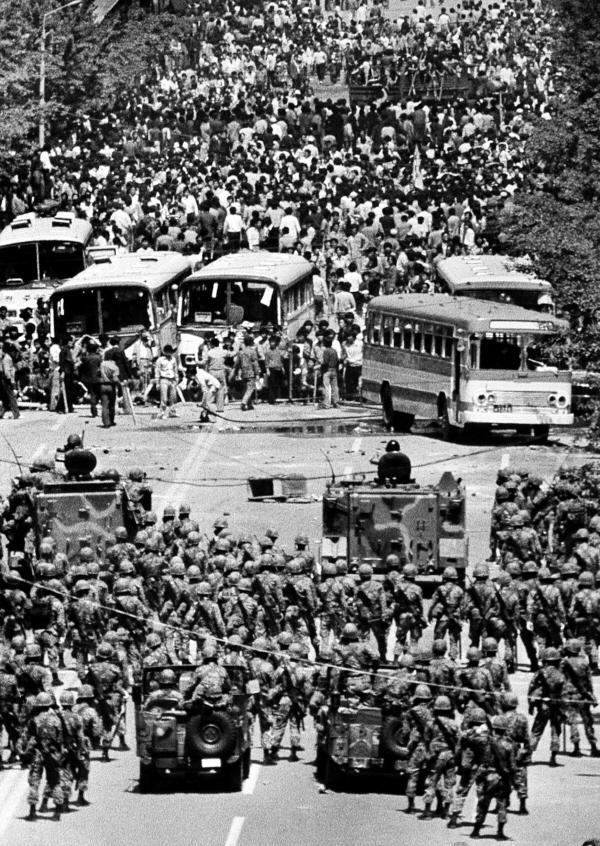 Pro-democracy protesters confront armed troops on the main street of Gwangju in May 1980. A new history textbook authored by conservative scholars is criticized by progressive groups for misrepresenting the Gwangju Democratic Movement.
May 18 Memorial Foundation.
