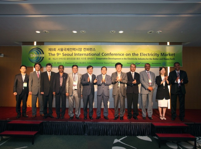 Nam Ho-ki (fifth from right), CEO and chairman of the Korea Power Exchange, poses with participants of the 9th Seoul International Conference on the Electricity Market in Seoul on Wednesday.   KPX