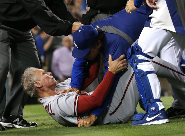 Manager Don Mattingly (right) of the Los Angeles Dodgers pushes down coach Alan Trammell of the Arizona Diamondbacks during a bench clearing brawl in the seventh inning at Dodger Stadium in Los Angeles on Tuesday. AFP-Yonhap News