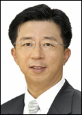 임병용(기업인/GS경영지원팀장/사장/GS스포츠대표이사)
GS건설이 최근 경영상의 위기를 극복하기 위해 최고 경영진을 교체하는 등 쇄신에 나섰다. GS건설은 12일 이사회를 통해 허명수 사장(CEO)과 우상룡 해외사업총괄 사장(CGO)을 사임토록 하고 임병용 경영지원총괄 사장(CFO)을 새 CEO로 선임하는 경영진 교체안을 통과시켰다.