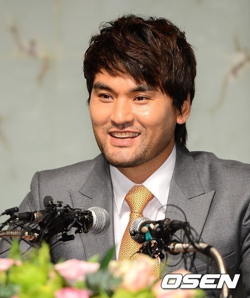 박찬호(스포츠해설가/전야구선수)
코리안특급’ 박찬호(40)가 지난 1999년 메이저리그 경기 도중 상대 선수를 향해 이단옆차기를 날린 후 살해 위협을 받았던 사실을 털어놓았다.
