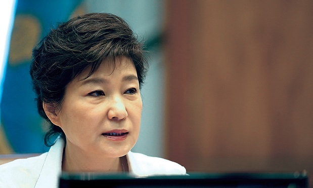 박근혜(대통령)
President Park Geun-hye meets with her senior secretaries at Cheong Wa Dae on Monday. (Yonhap News)